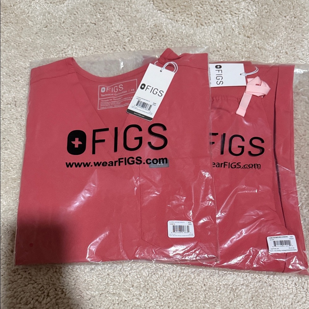FIGS Scrub Set Catarina Top/Isabel HW Wide Leg Pant (Pulmonary Pink)